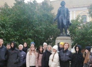 Сиверские школьники постигают Пушкина.