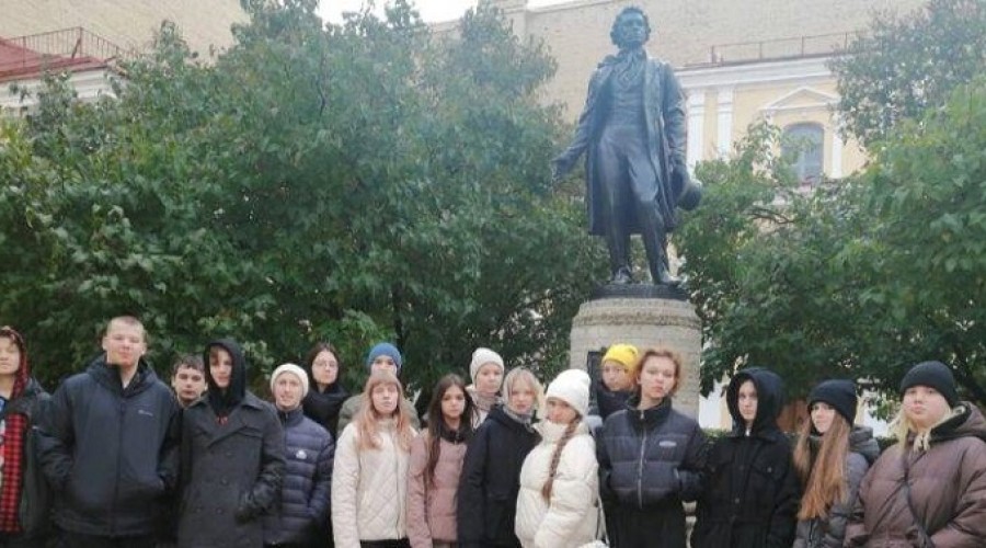 Сиверские школьники постигают Пушкина.