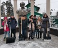Студенты вышли на борьбу со снегом.