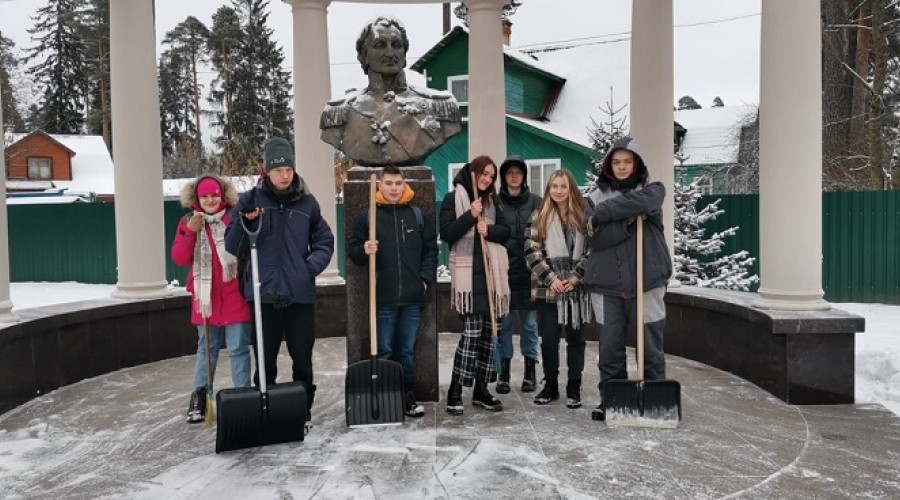 Студенты вышли на борьбу со снегом.