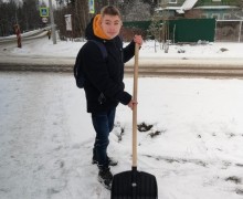 Студенты вышли на борьбу со снегом.