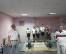 Первые показательные выступления юных тяжелоатлетов.