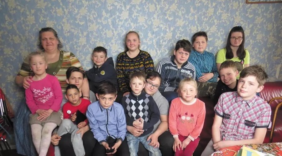 Семья Антиповых из Сиверского воспитывает 21 ребенка.