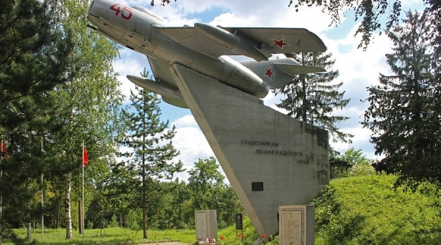 Памятник Защитникам ленинградского неба.