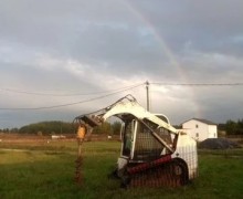 Мини-погрузчик на резиновых гусеницах.