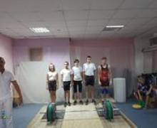 Первые показательные выступления юных тяжелоатлетов.
